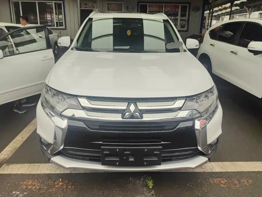 Mitsubishi Outlander 2019 — фото 2