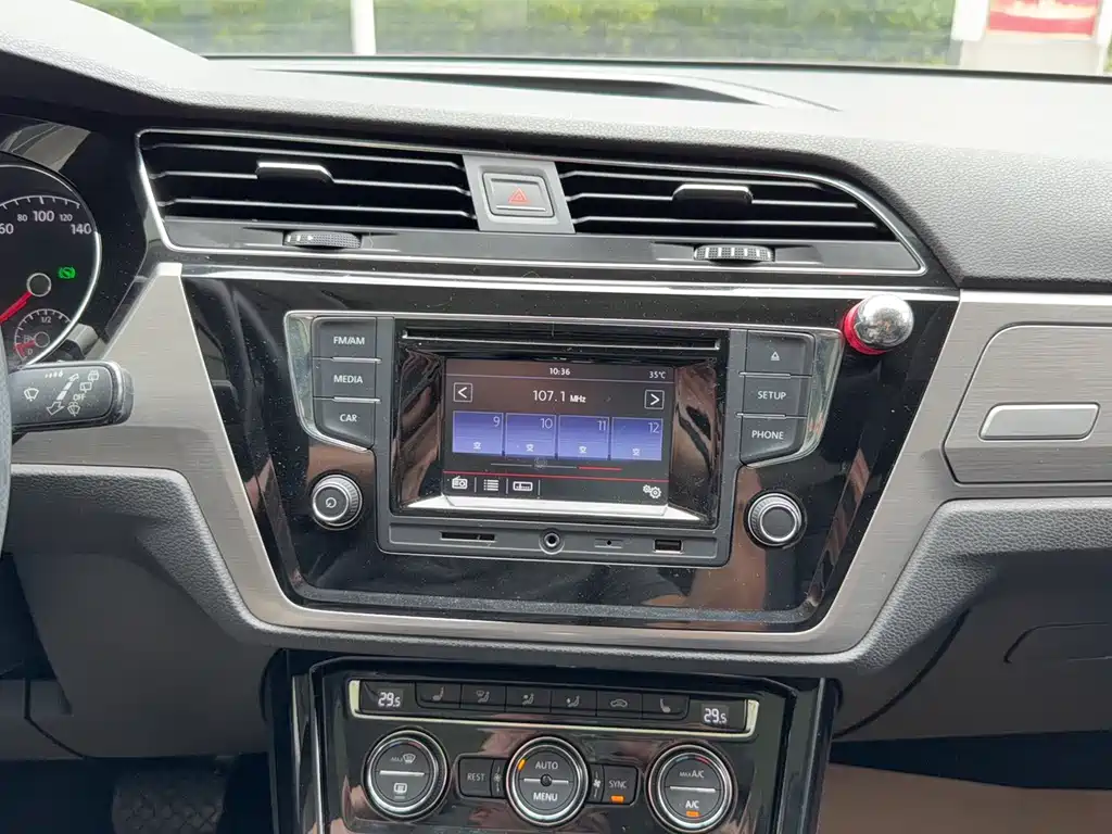 Volkswagen Touran 2018 — фото 16