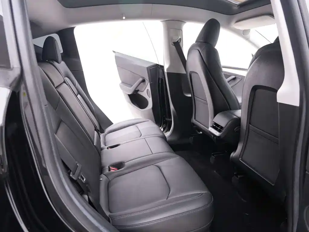 Tesla Model Y 2023 — фото 16