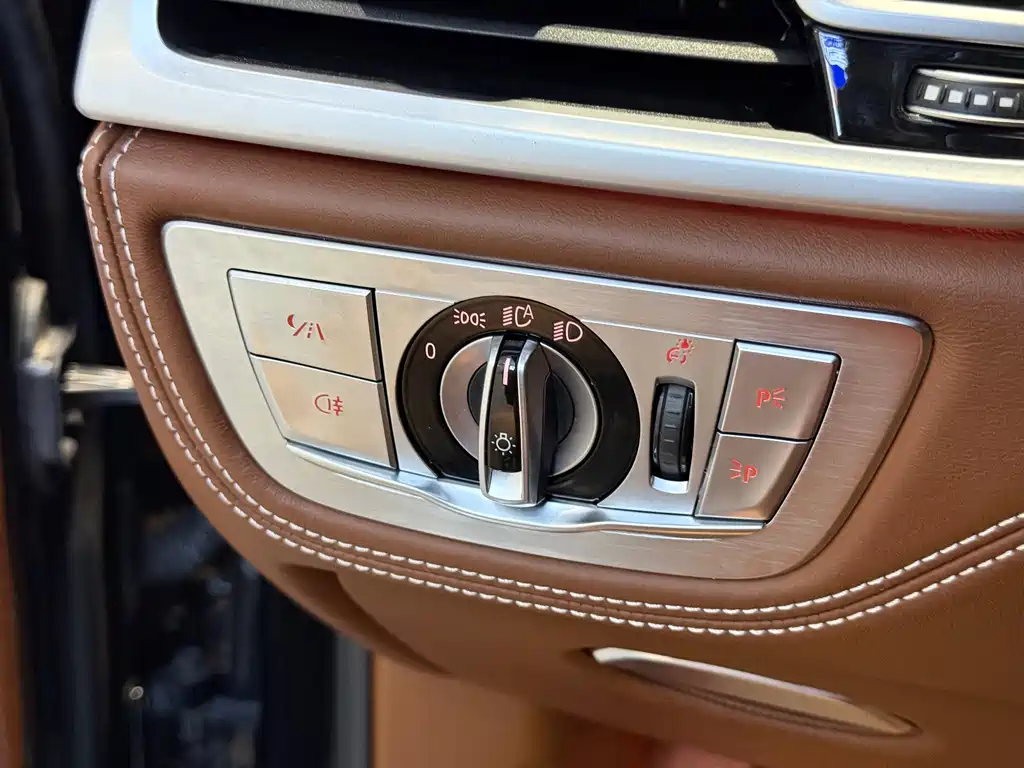 BMW 7 Series 2017 — фото 13