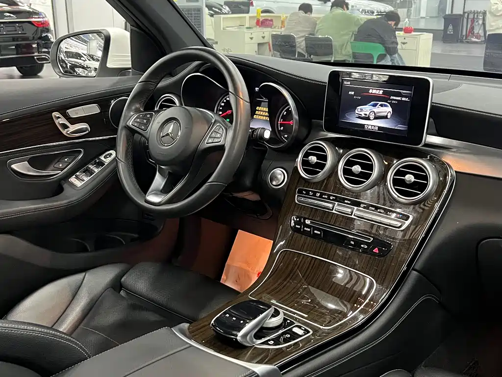 Mercedes-Benz GLC 2017 — фото 14