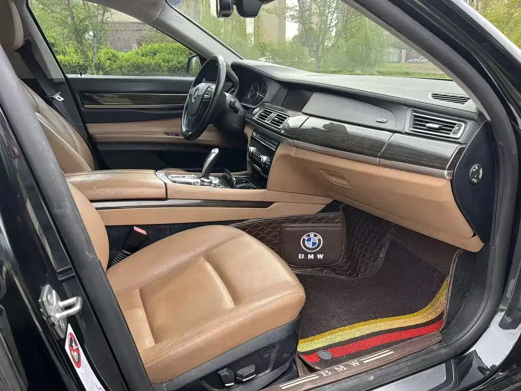 BMW 7 Series 2011 — фото 10