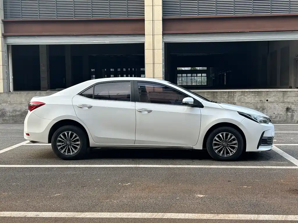 Toyota Corolla 2018 — фото 3