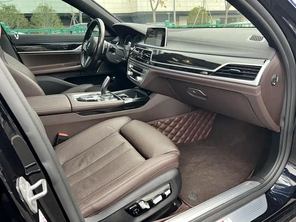 BMW 7 Series 2019 — фото 12