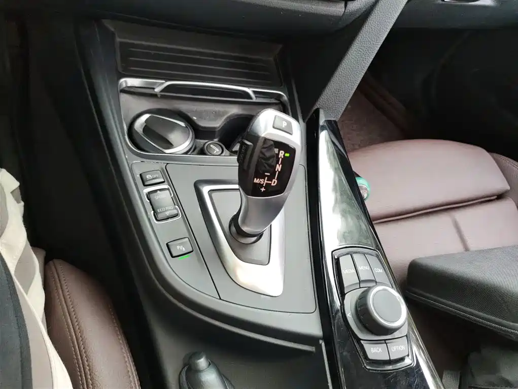 BMW 3 Series 2018 — фото 14