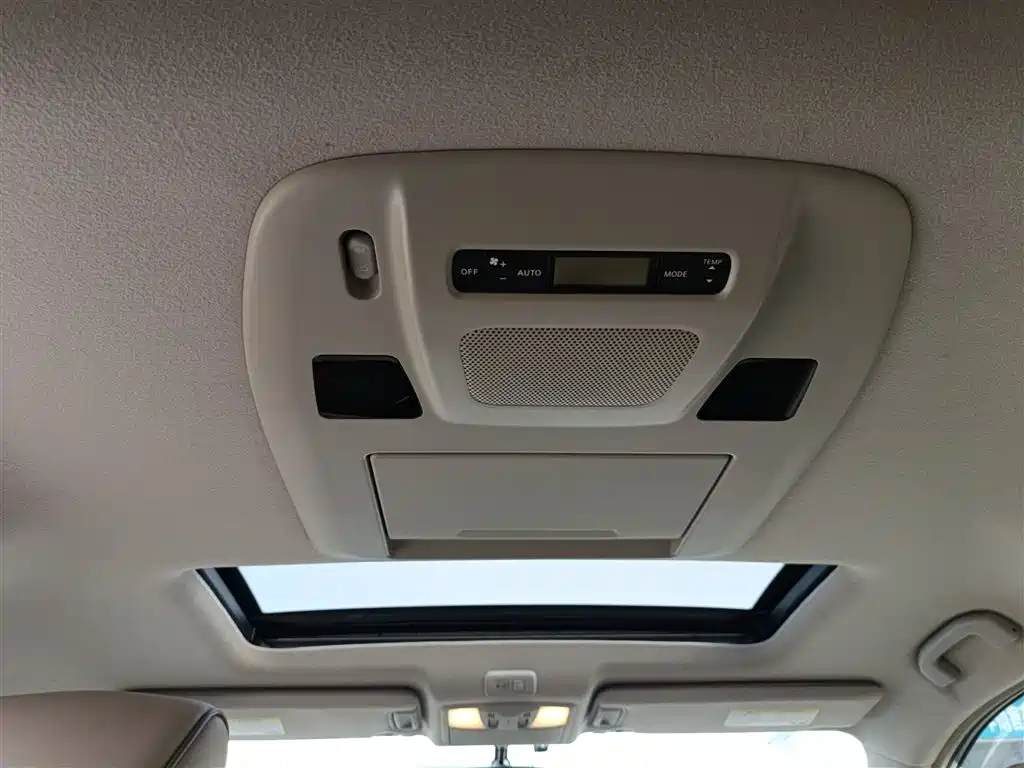 Nissan Quest 2016 — фото 18