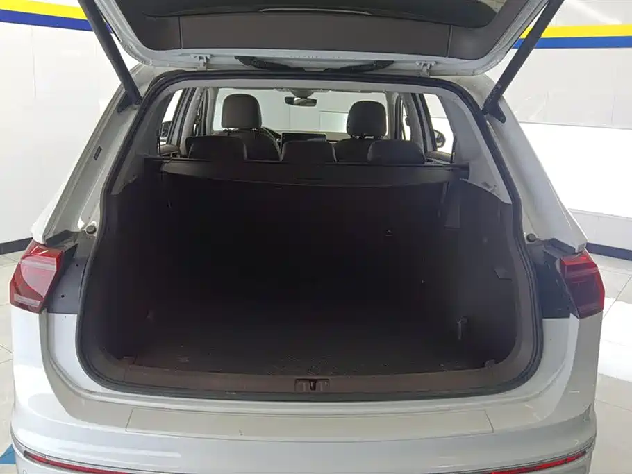 Volkswagen Tiguan L 2023 — фото 4
