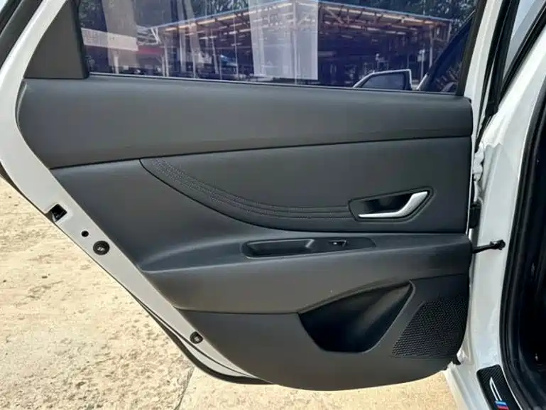 Hyundai Elantra 2023 — фото 16