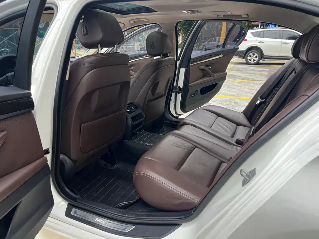 BMW 5 Series 2015 — фото 9
