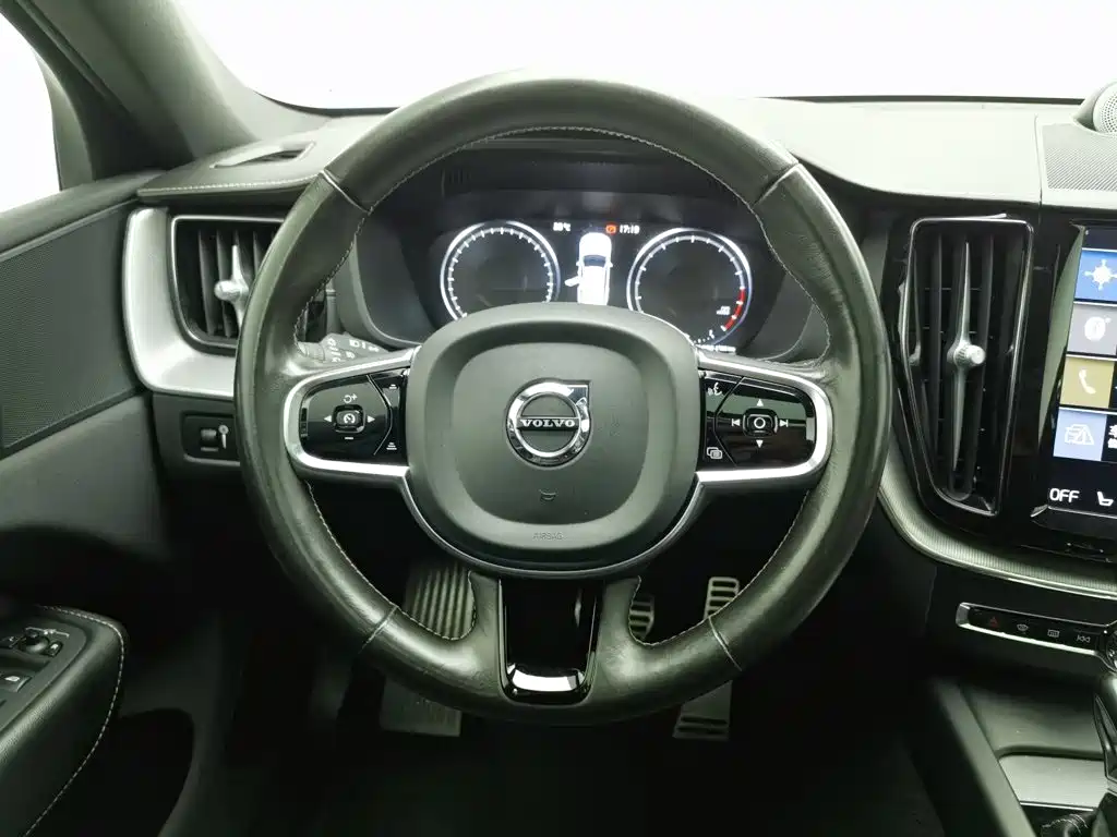 Volvo XC60 2021 — фото 11