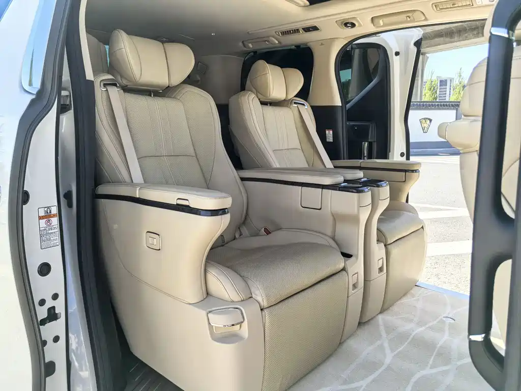 Toyota Alphard 2021 — фото 18