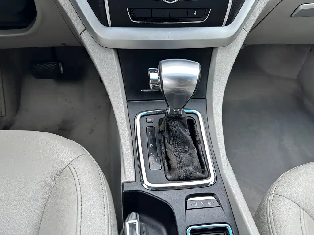 Geely Emgrand 2015 — фото 10
