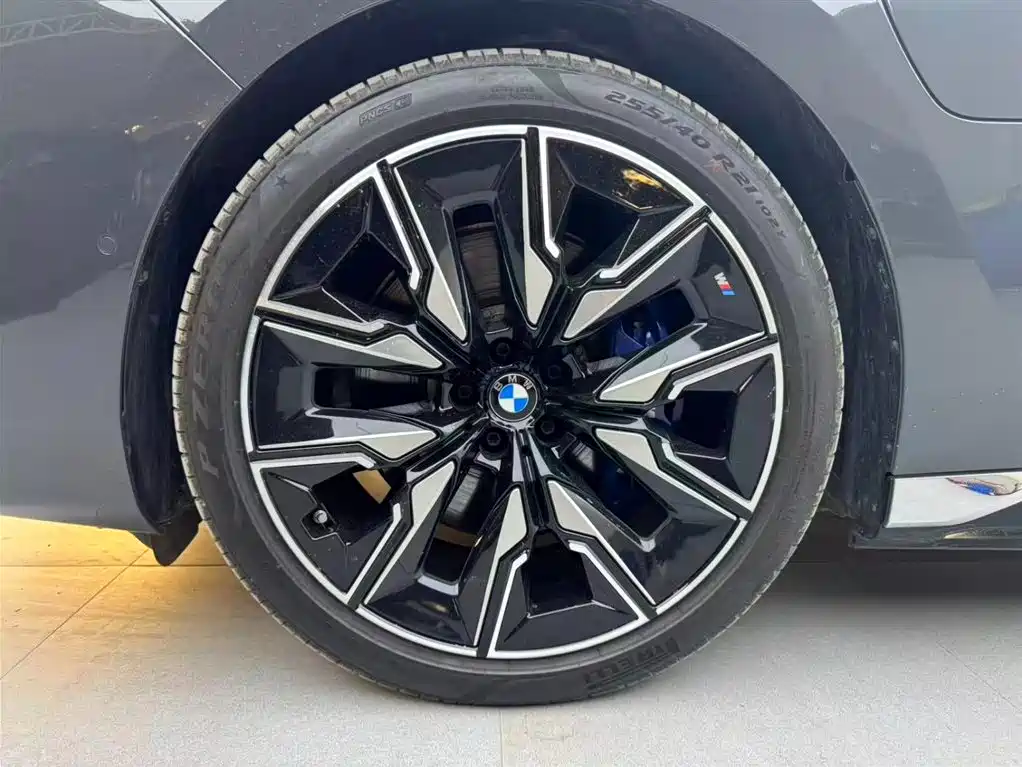 BMW i7 M70L 2024 — фото 18