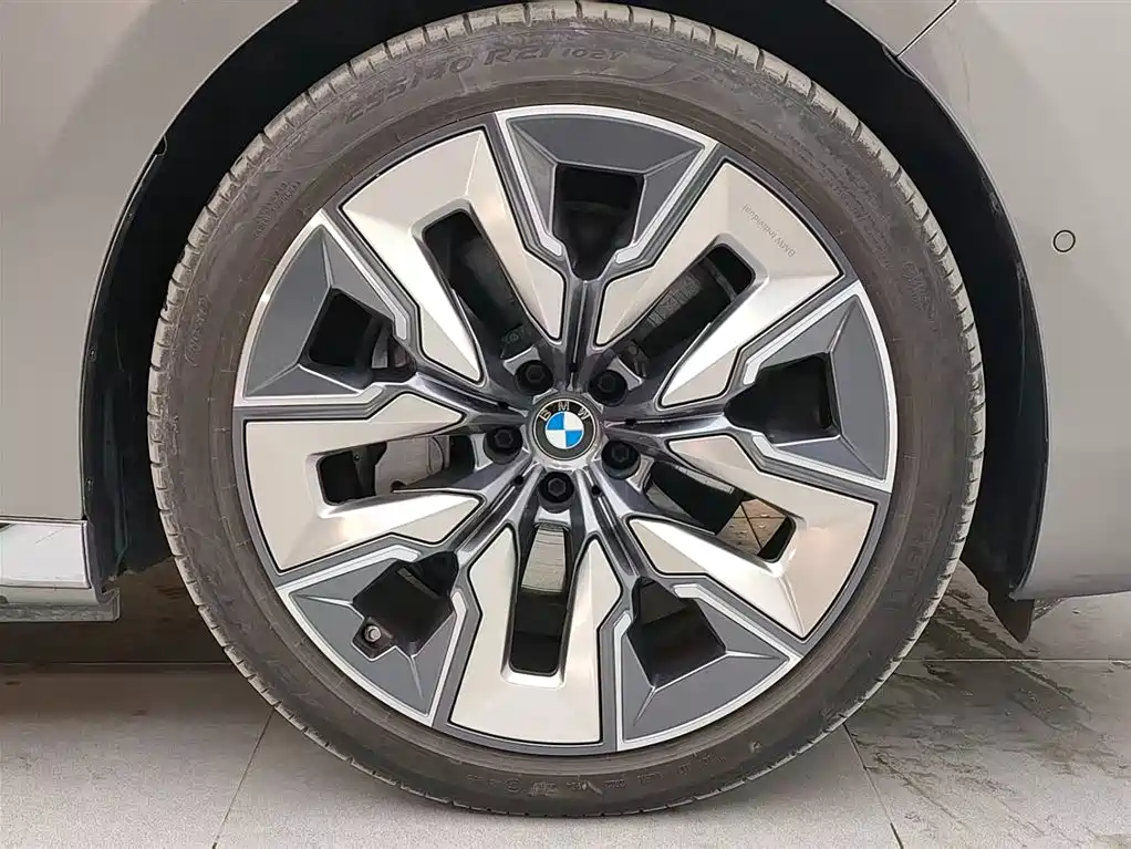 BMW i7 2023 — фото 18