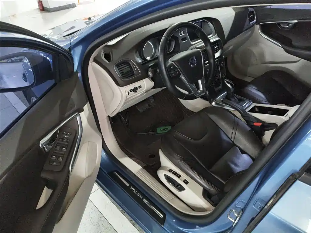 Volvo V40 2016 — фото 12
