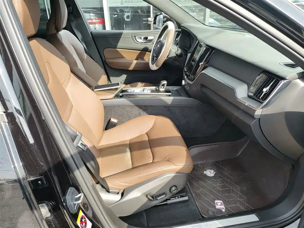 Volvo XC60 2025 — фото 25