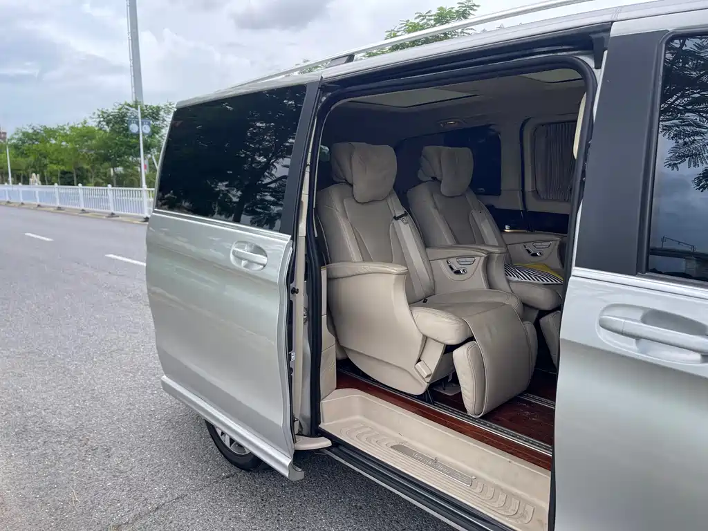 Mercedes-Benz V-Class 2017 — фото 15