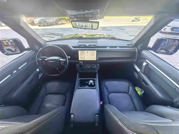 Land Rover Defender 2024