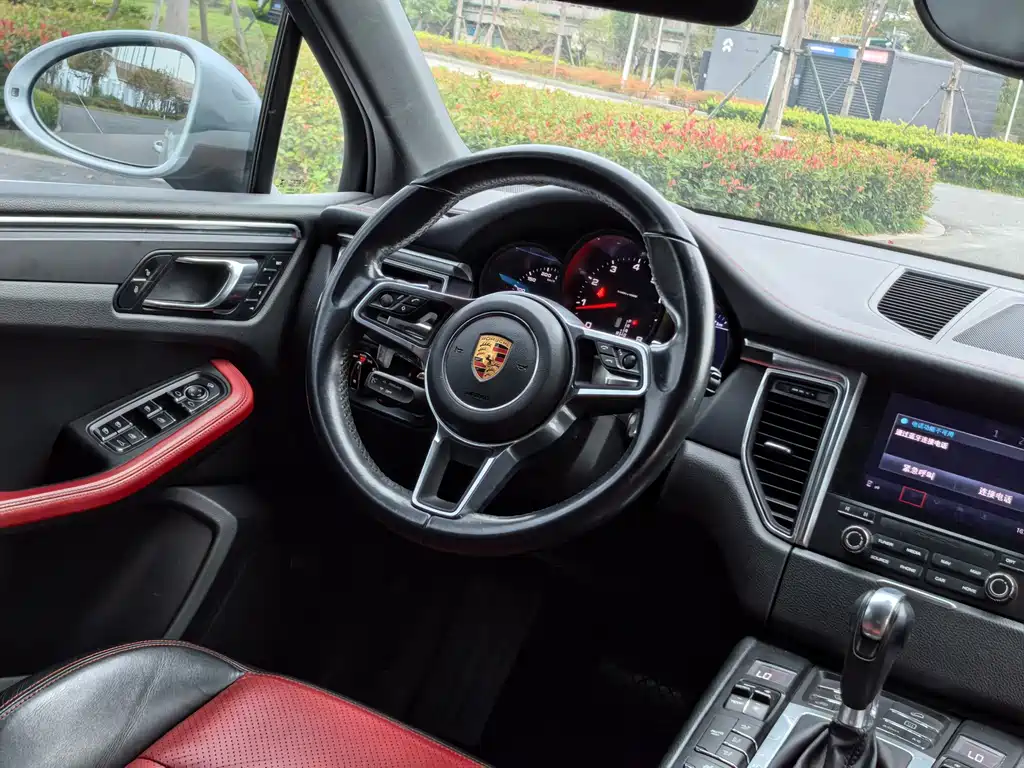 Porsche Macan 2017 — фото 15