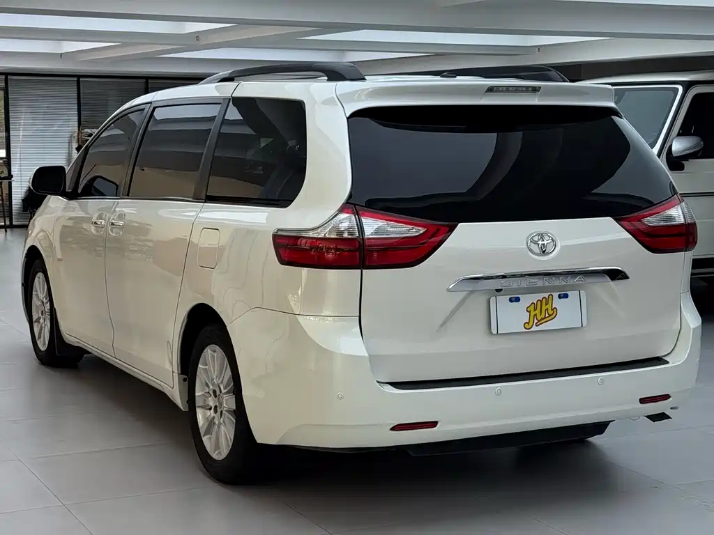 Toyota Sienna 2017 — фото 10