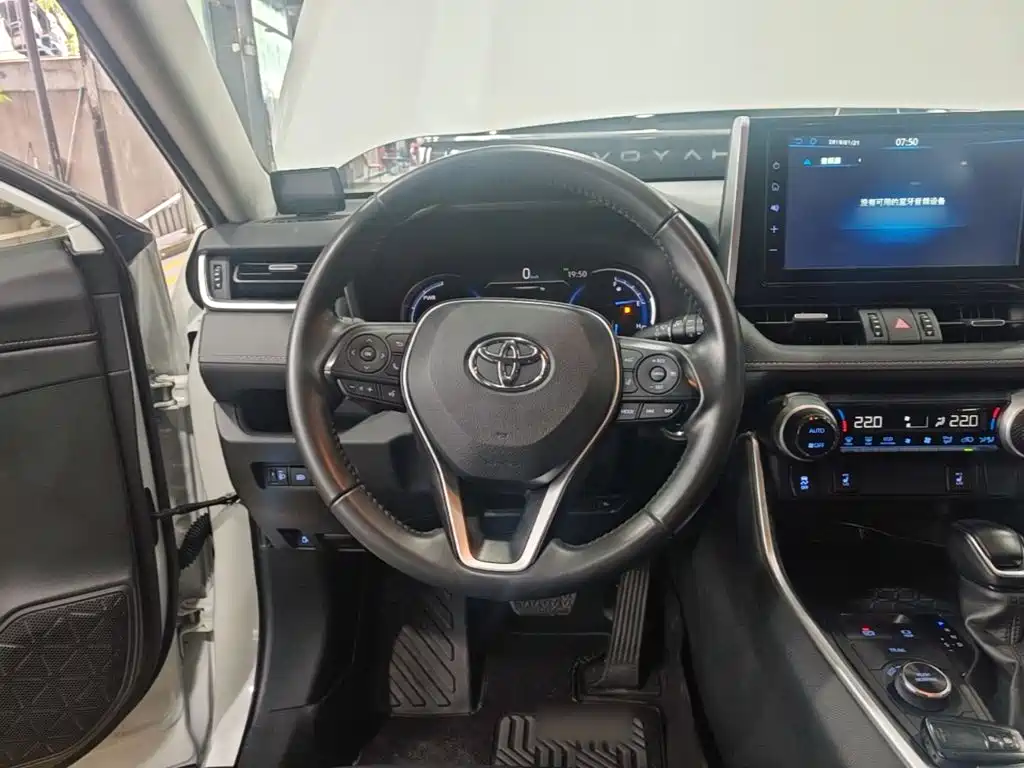 Toyota RAV4 2021 — фото 11