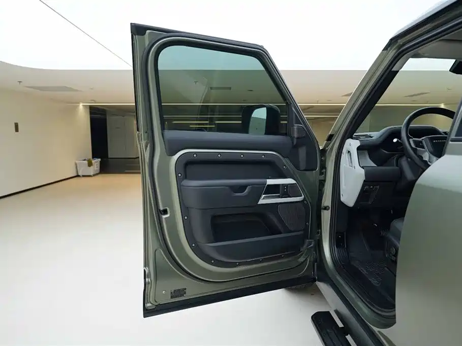 Land Rover Defender 2022 — фото 17