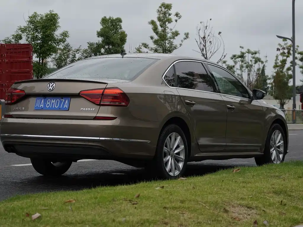 Volkswagen Passat 2017 — фото 17