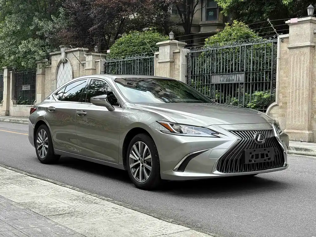 Lexus ES 2020