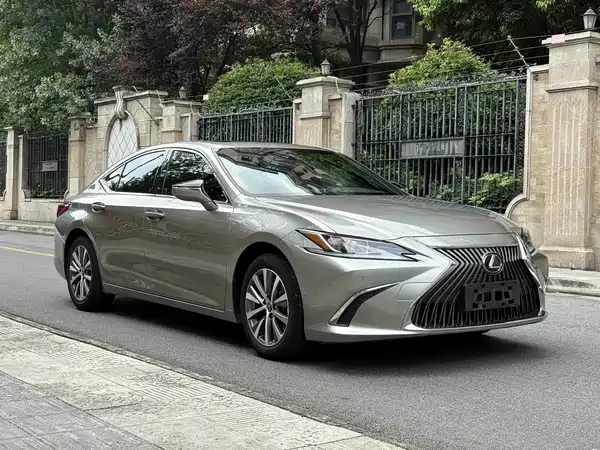 Lexus ES 2020
