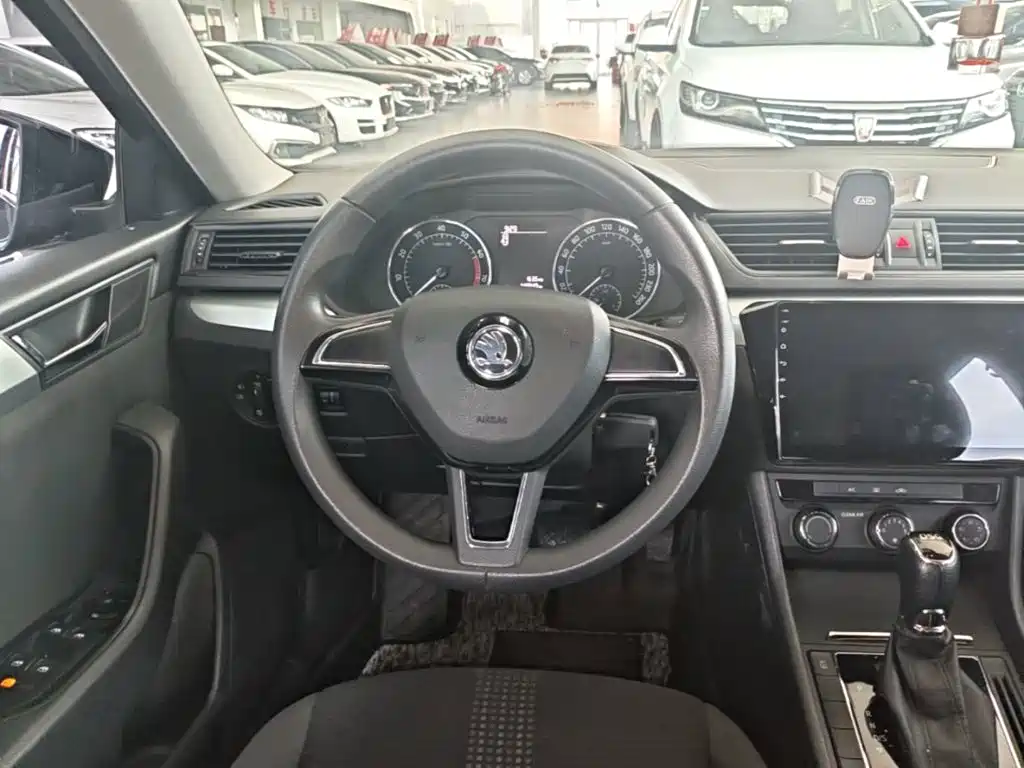 Skoda Superb 2018 — фото 11