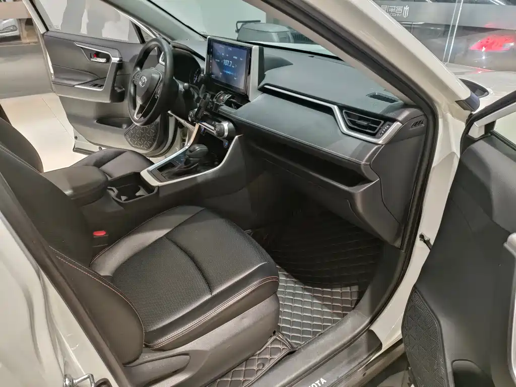 Toyota RAV4 2019 — фото 10
