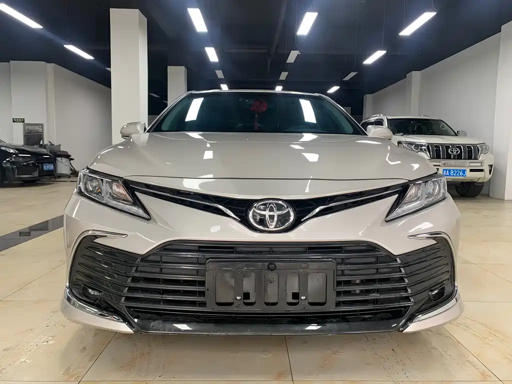 Toyota Camry 2023 — фото 2