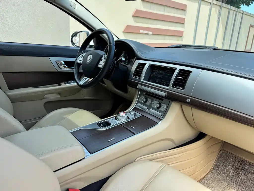 Jaguar XF 2013 — фото 19