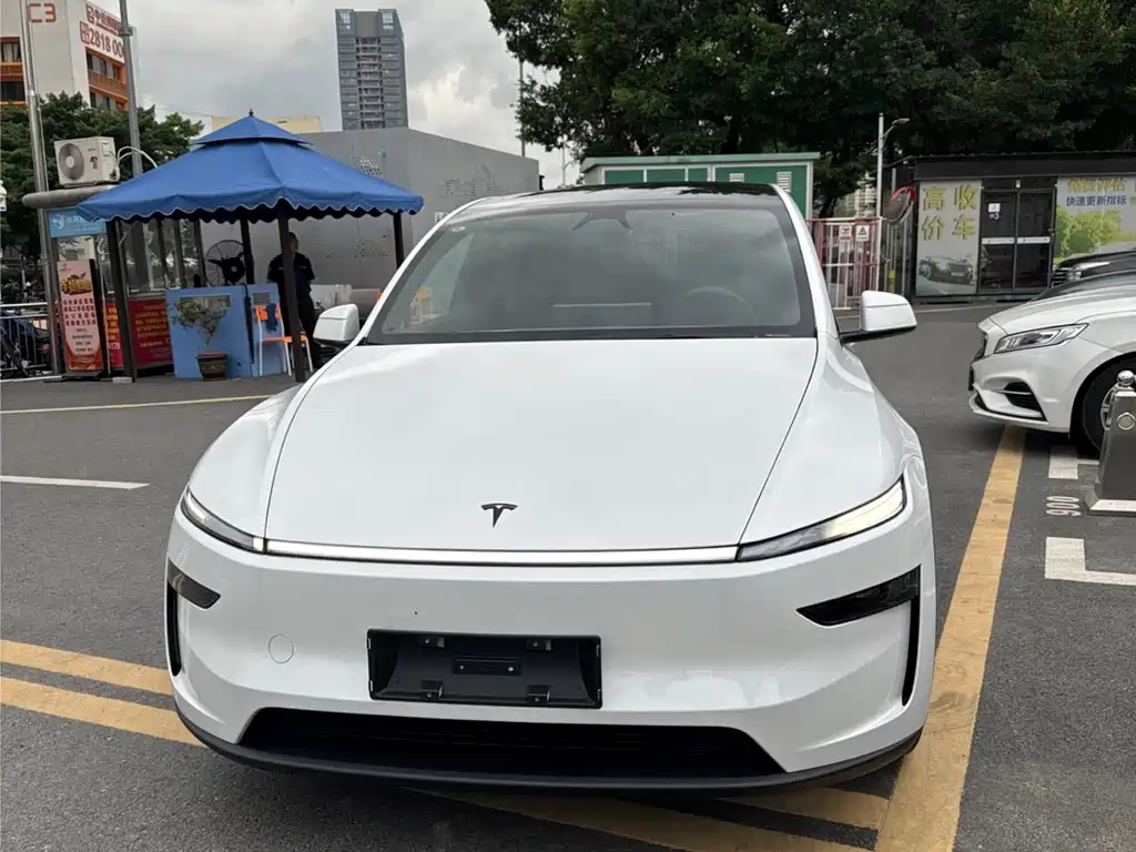 Tesla Model Y L 2026 — фото 2