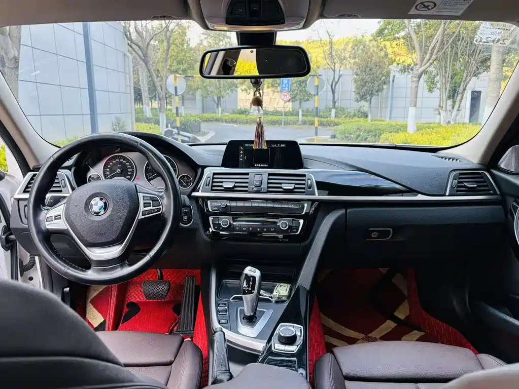 BMW 3 Series 2018 — фото 9