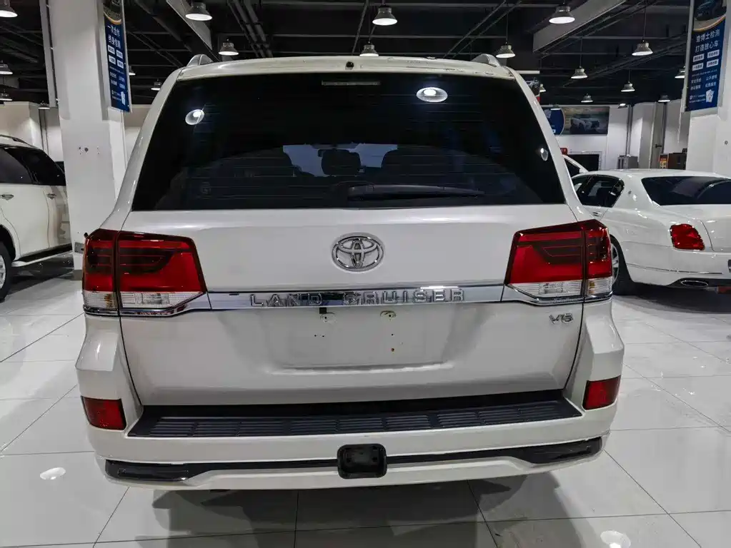Toyota Land Cruiser 2018 — фото 8