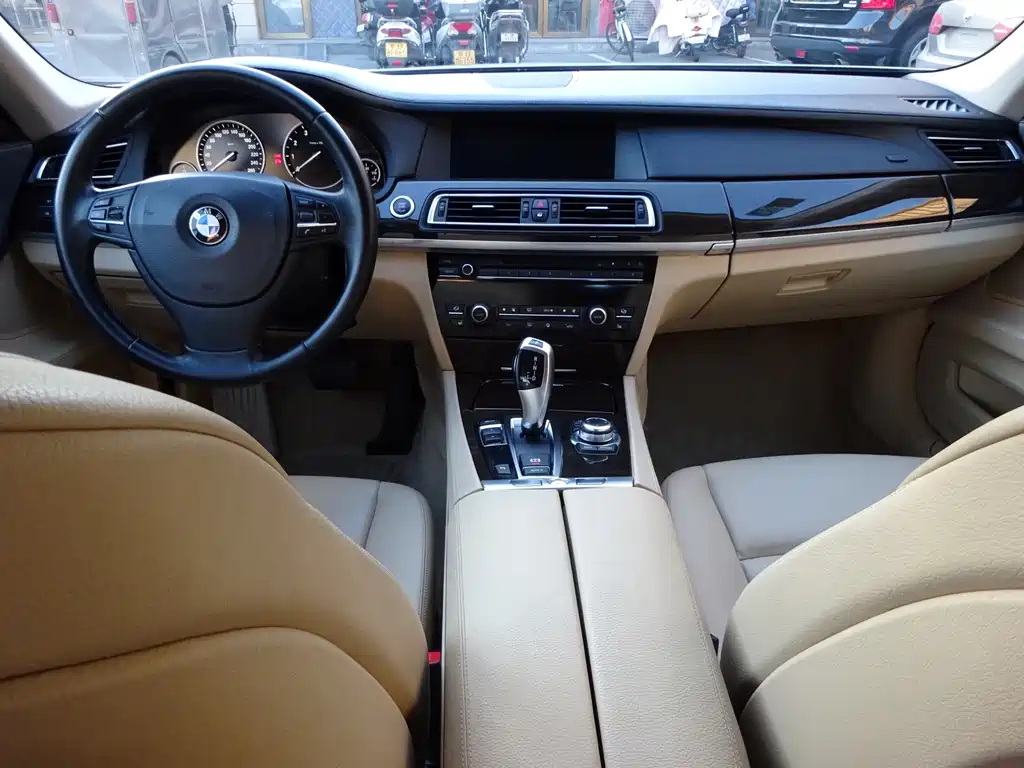 BMW 7 Series 2011 — фото 17