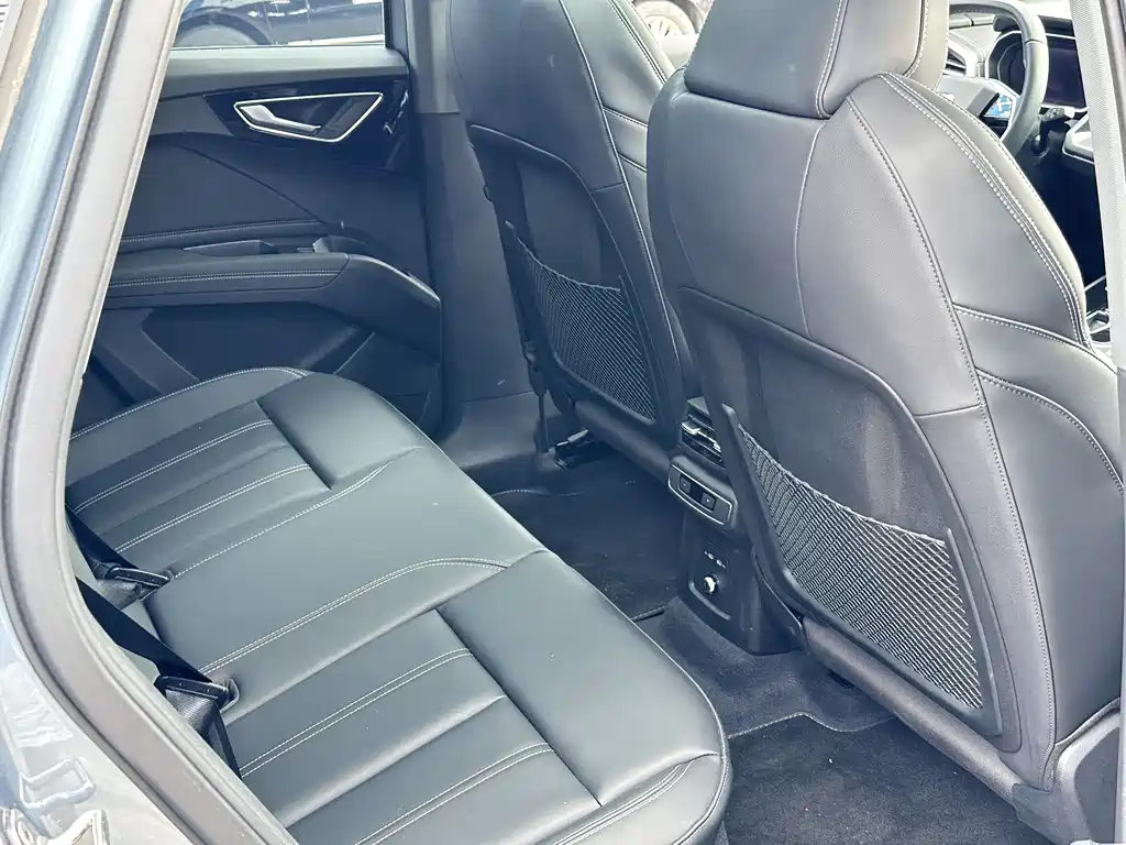 Audi Q4 e-tron 2025 — фото 11