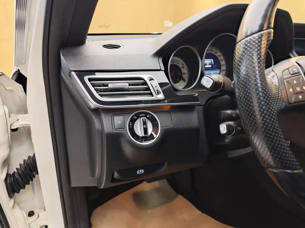 Mercedes-Benz E-Class 2015 — фото 11