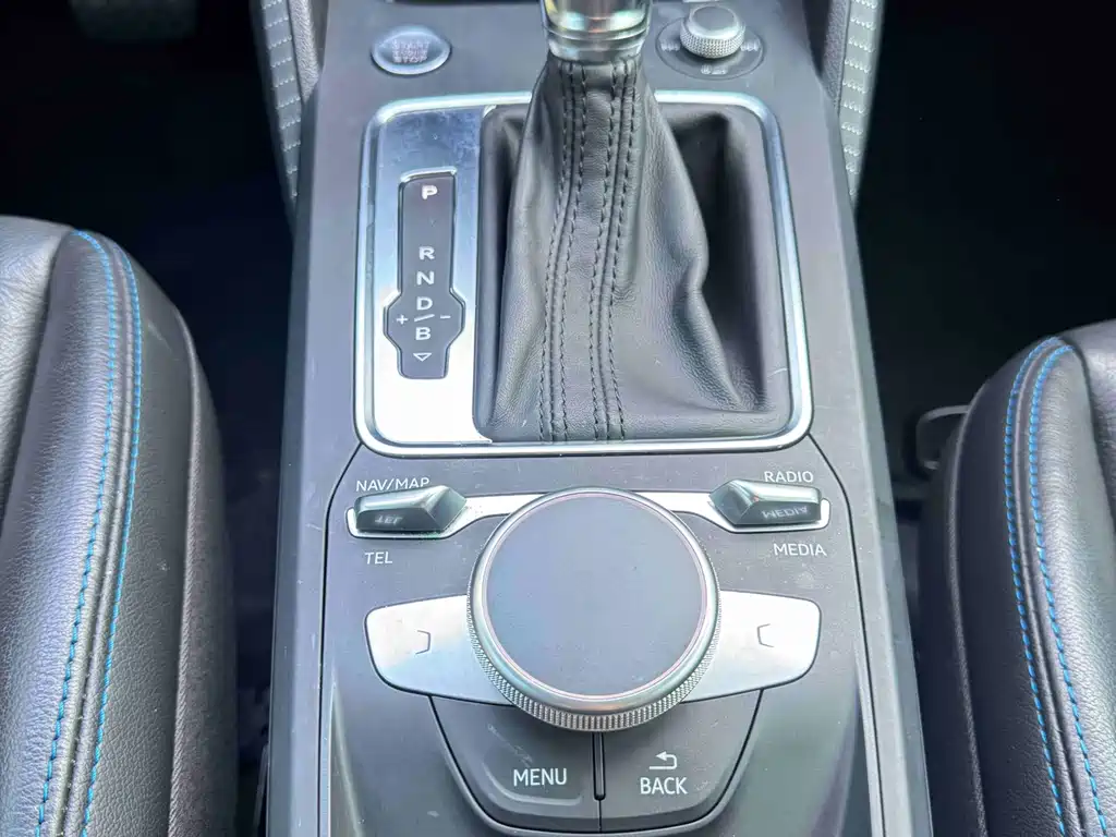 Audi Q2L e-tron 2020 — фото 15