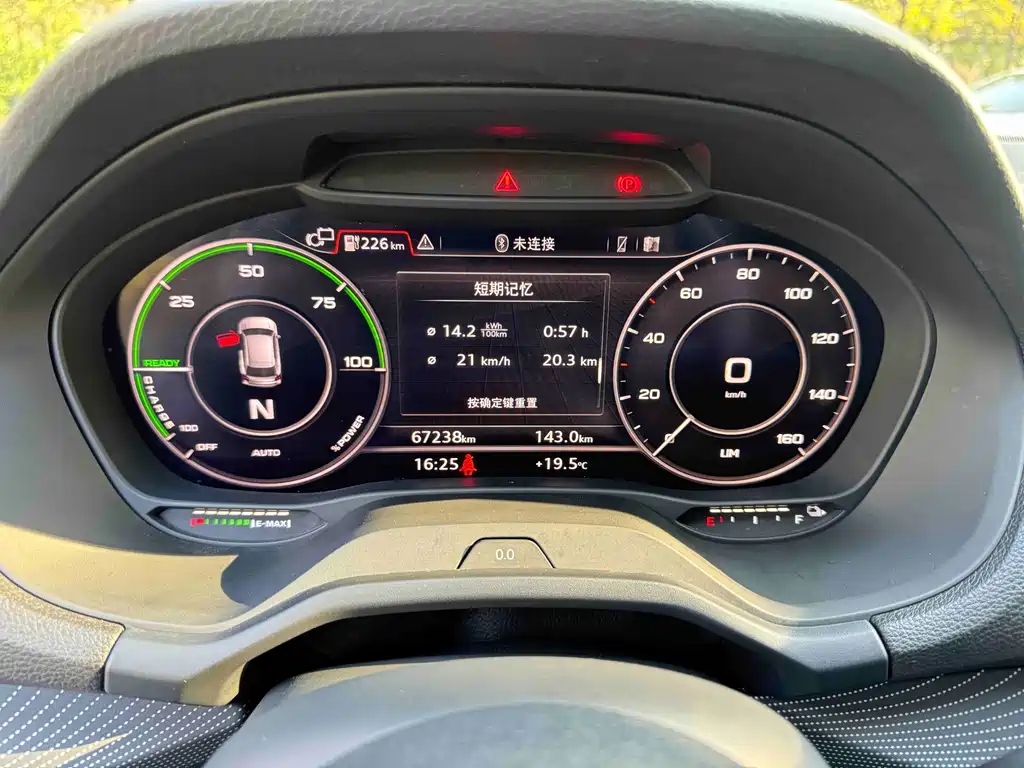 Audi Q2L e-tron 2020 — фото 18
