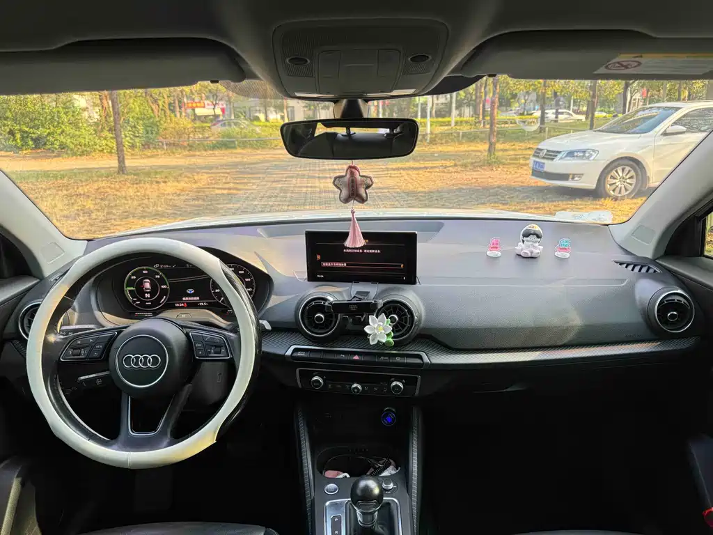 Audi Q2L e-tron 2020 — фото 17