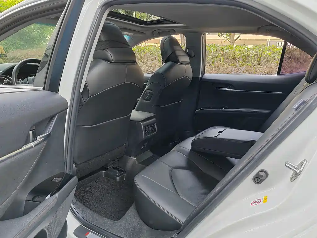 Toyota Camry 2018 — фото 10