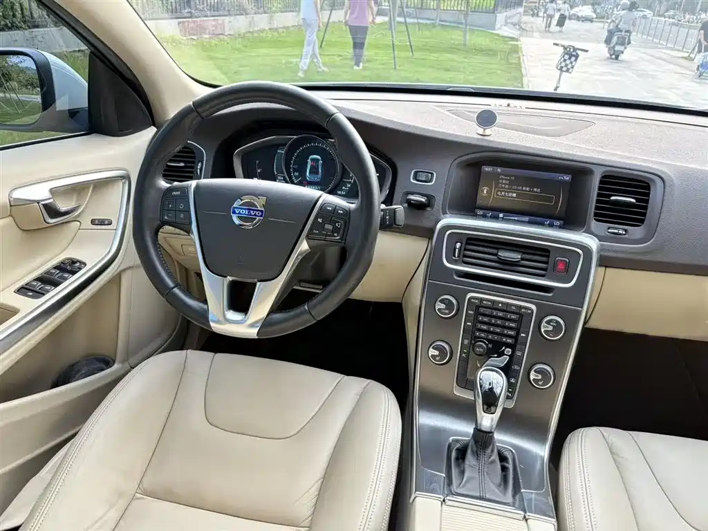 Volvo S60 2014 — фото 10