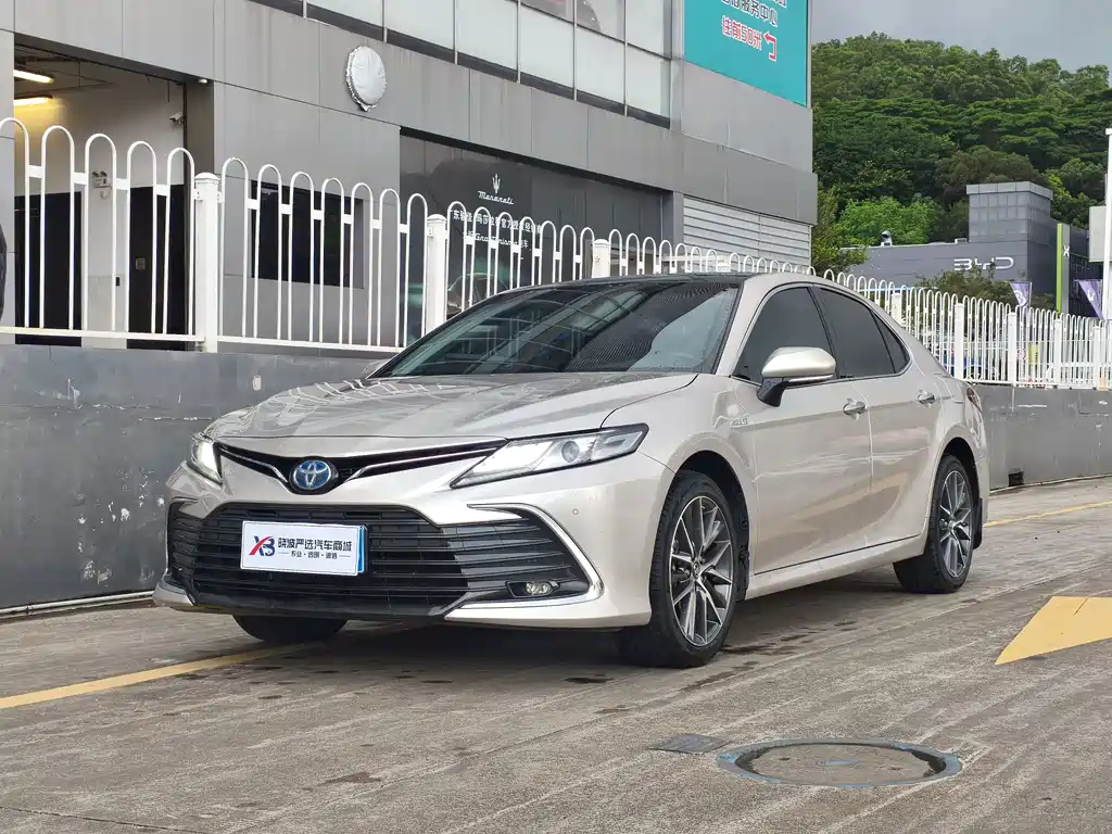 Toyota Camry 2023 — фото 1