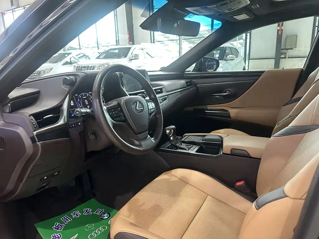 Lexus ES 2019