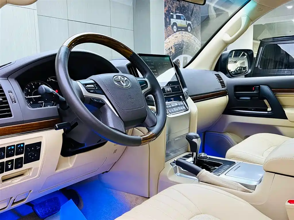 Toyota Land Cruiser 2017 — фото 8