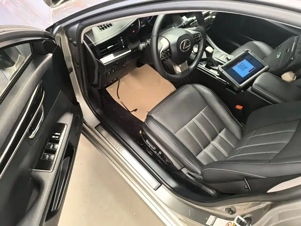 Lexus ES 2017 — фото 16