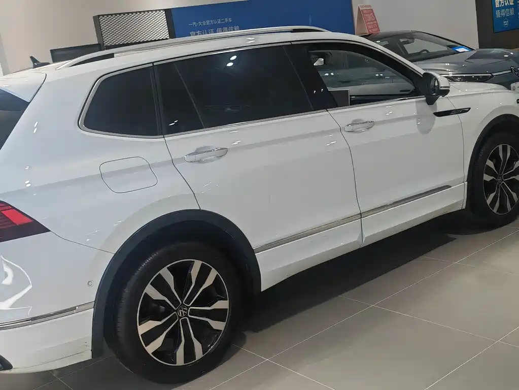 Volkswagen Tiguan L 2023 — фото 12