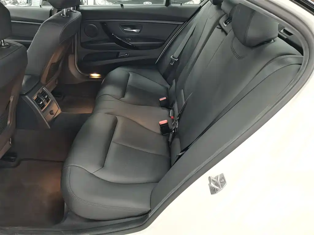 BMW 3 Series 2017 — фото 13